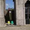 colocação de baldes e vassouras no cemitério
